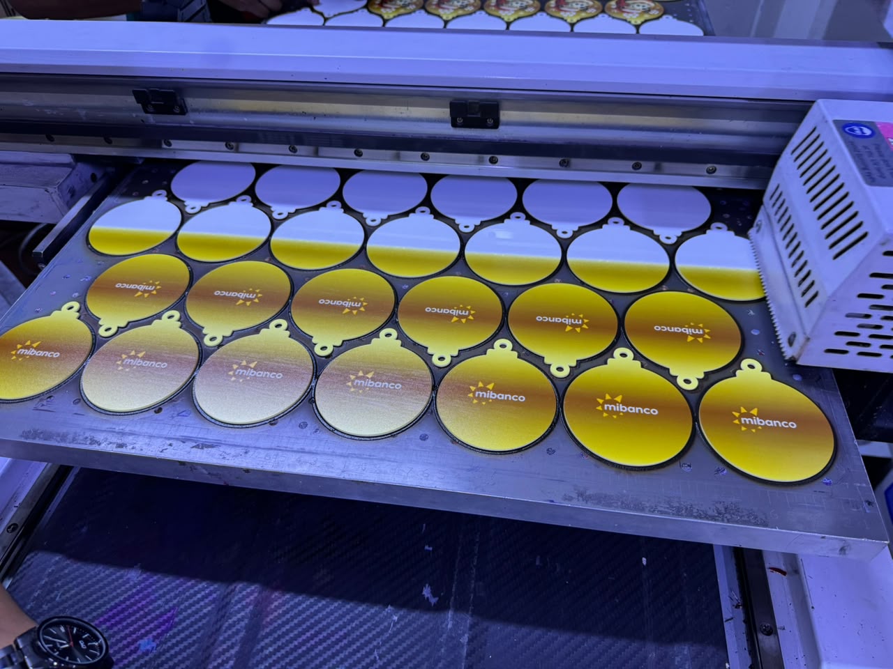 Llaveros de acrílico doble cara y estilos personalizados